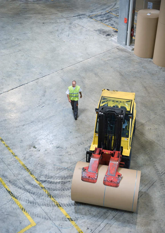 西方人,一个人,技术人员,站,走,竖图,俯视,室内,白天,欧洲,欧洲人,仅一个男性,仅一个人,一排,整齐,注视,排列,工人,仅一个年轻男性,观察,看,站着,观看,堆,察看,队列,关注,线轴,男人,男性,年轻男性,白种人,技术员,步行,散步,站立,走路,彩图,高角度拍摄,全身