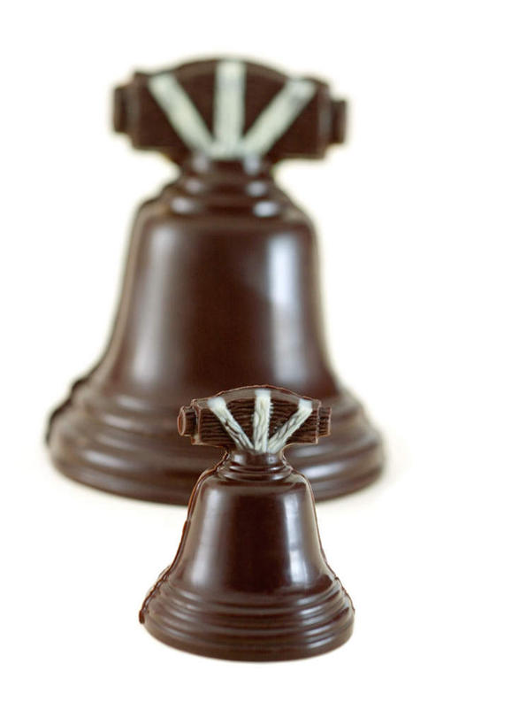 点心,无人,竖图,俯视,室内,特写,白天,白色背景,礼物,复活节,节日,庆祝,铃铛,食品,糖,糖果,甜点,甜品,文化,铃,食物,糕点,两个,甜食,巧克力,庆典,摄影,影棚,纪念,朱古力,彩图,高角度拍摄,影棚拍摄,拍摄