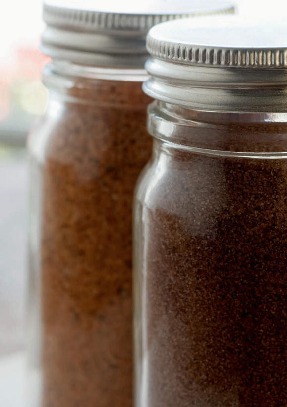 无人,竖图,室内,特写,白天,正面,按摩,美容,两瓶,一排,许多,护肤,整齐,褐色,玻璃制品,排列,玻璃瓶,瓶子,保养,享受,休闲,放松,SPA水疗,保健,温泉浴场,堆,浴盐,队列,养颜,矿泉疗养地,彩图,水疗