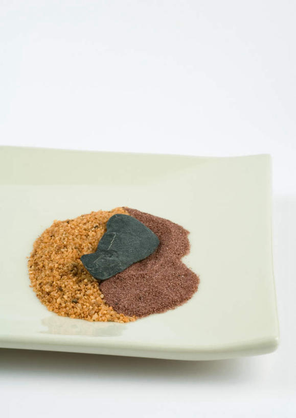 无人,竖图,俯视,室内,特写,白天,白色背景,按摩,美容,桌面,桌子,静物,餐具,一堆,护肤,堆叠,堆积,碟子,盘,盘子,碟,保养,享受,休闲,放松,保健,摄影,影棚,堆,浴盐,养颜,彩图,高角度拍摄,影棚拍摄,拍摄