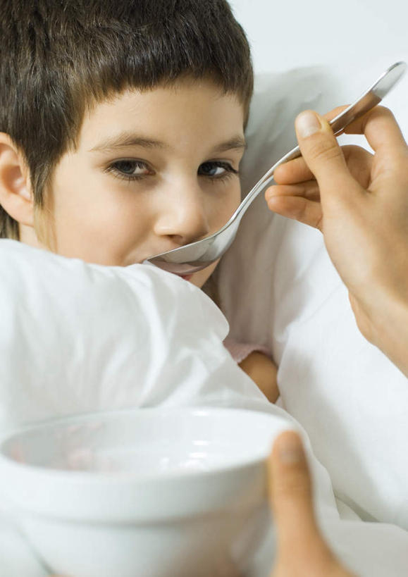 西方人,儿童,两个人,家庭,母亲,女儿,坐,吃,竖图,室内,白天,正面,纯洁,桌面,桌子,餐具,欧洲,欧洲人,药,勺子,拿,拿着,注视,小孩,调羹,汤匙,碗,观察,看,温暖,温馨,母女,一家人,可爱,母爱,童年,童趣,喂,观看,和睦,察看,关注,童真,烂漫,无邪,天真,年轻女性,女孩,女人,女性,白种人,孩子,年轻人,进餐用具,烹调用具,食,坐着,半身,彩图,融洽,女生