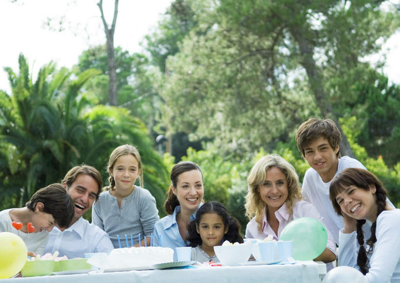 点心,西方人,儿童,老年人,家庭,祖母,站,坐,笑,微笑,露齿笑,横图,室外,白天,正面,聚会,旅游,度假,下午茶,纯洁,草地,草坪,树林,植物,桌面,桌子,餐具,蜡烛,欧洲人,聚餐,食品,许多人,注视,娱乐,草,树,树木,食物,糕点,小孩,绿色,自然,观察,看,站着,一群人,享受,休闲,温暖,温馨,一家人,放松,可爱,童年,童趣,生长,奶奶,成长,观看,祖孙,和睦,察看,关注,童真,烂漫,无邪,外婆,外孙女,外祖母,天真,老年女性,男孩,女孩,女人,女性,白种人,孩子,孙女,孙子,进餐用具,烹调用具,站立,坐着,半身,彩图,融洽,蛋糕,男生,女生