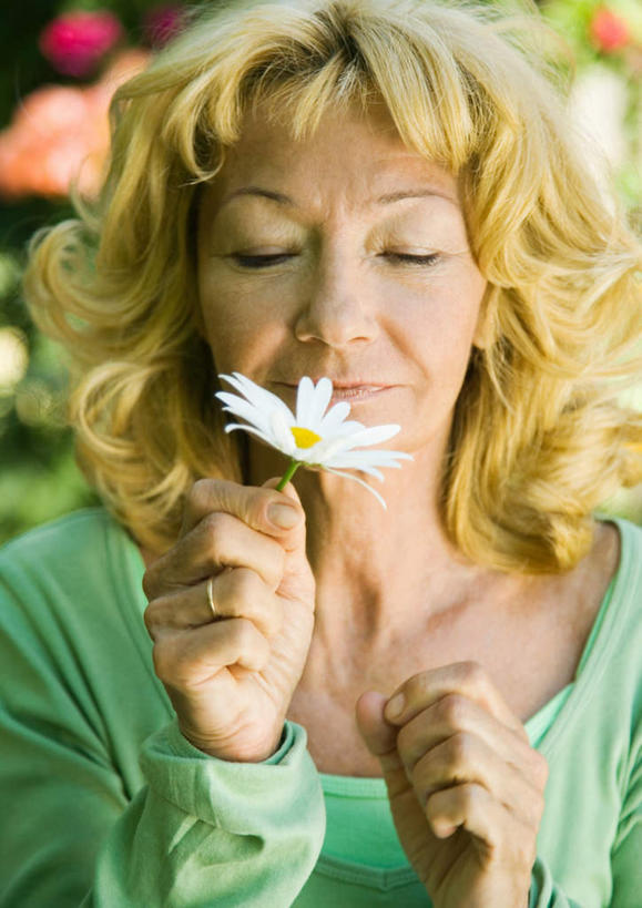 西方人,一个人,花园,站,笑,微笑,竖图,室外,白天,正面,花圃,欧洲,欧洲人,仅一个女性,仅一个人,朦胧,模糊,盛开,拿,花蕾,拿着,雏菊,花,花瓣,花朵,鲜花,一朵,白色,花苞,花蕊,站着,仅一个老年女性,老年女性,女人,女性,白种人,小花园,站立,半身,彩图