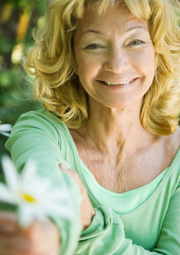 西方人,一个人,站,笑,微笑,露齿笑,竖图,室外,白天,正面,欧洲,欧洲人,仅一个女性,仅一个人,盛开,拿,花蕾,拿着,雏菊,花,花瓣,花朵,鲜花,一朵,白色,花苞,花蕊,站着,仅一个老年女性,老年女性,女人,女性,白种人,站立,半身,彩图