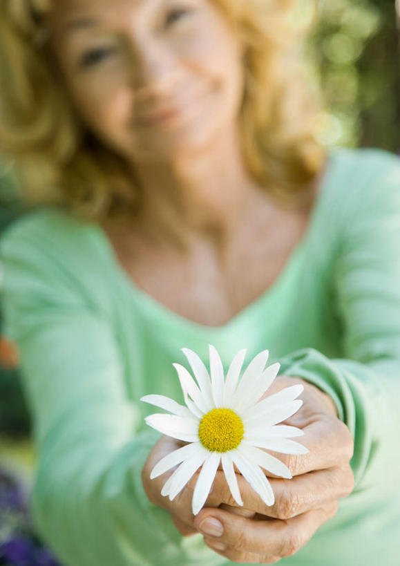 西方人,一个人,站,笑,微笑,露齿笑,竖图,室外,白天,正面,欧洲,欧洲人,仅一个女性,仅一个人,盛开,拿,花蕾,拿着,雏菊,花,花瓣,花朵,鲜花,一朵,白色,花苞,花蕊,站着,仅一个老年女性,老年女性,女人,女性,白种人,站立,半身,彩图