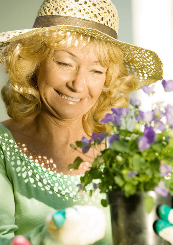 西方人,一个人,站,笑,微笑,露齿笑,竖图,室外,白天,正面,花海,花圃,叶子,欧洲,欧洲人,仅一个女性,仅一个人,盛开,花蕾,花,花瓣,花朵,鲜花,蓝色,绿色,花丛,花束,花田,花苞,花蕊,站着,仅一个老年女性,老年女性,女人,女性,白种人,站立,半身,彩图