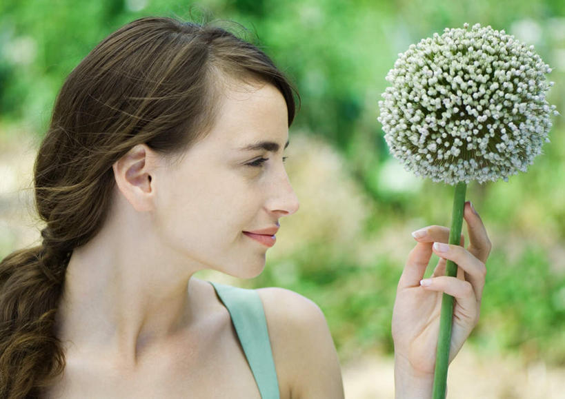 西方人,一个人,站,笑,微笑,横图,室外,白天,侧面,森林,树林,植物,欧洲,欧洲人,仅一个年轻女性,仅一个女性,仅一个人,许多,朦胧,模糊,盛开,拿,花蕾,拿着,花,花瓣,花朵,鲜花,树,树木,绿色,白色,自然,花苞,花蕊,站着,生长,成长,一支,年轻女性,女人,女性,白种人,站立,半身,彩图