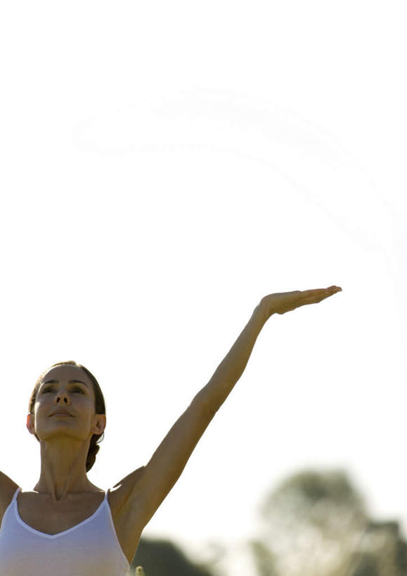 西方人,一个人,站,伸展双臂,竖图,室外,白天,正面,欧洲,欧洲人,仅一个年轻女性,仅一个女性,仅一个人,云,云朵,云彩,蓝色,白云,蓝天,天空,天,站着,年轻女性,女人,女性,白种人,敞开双臂,伸开双臂,展开双肩,站立,张开手臂,张开双臂,半身,彩图