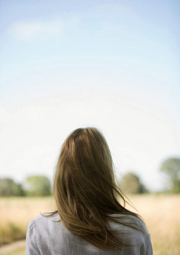 西方人,一个人,站,竖图,室外,白天,正面,植物,欧洲,欧洲人,仅一个年轻女性,仅一个女性,仅一个人,枯萎,云,云朵,枯草,云彩,草,黄色,蓝色,白云,蓝天,天空,天,站着,年轻女性,女人,女性,白种人,站立,半身,彩图