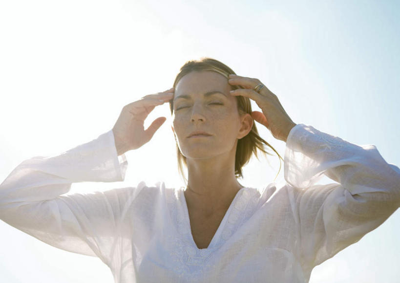 西方人,一个人,站,闭眼,摸,横图,室外,白天,正面,欧洲,欧洲人,仅一个年轻女性,仅一个女性,仅一个人,抚摸,云,云朵,云彩,蓝色,白云,蓝天,天空,天,站着,年轻女性,女人,女性,白种人,闭眼睛,闭着眼,闭着眼睛,触摸,接触,站立,半身,彩图