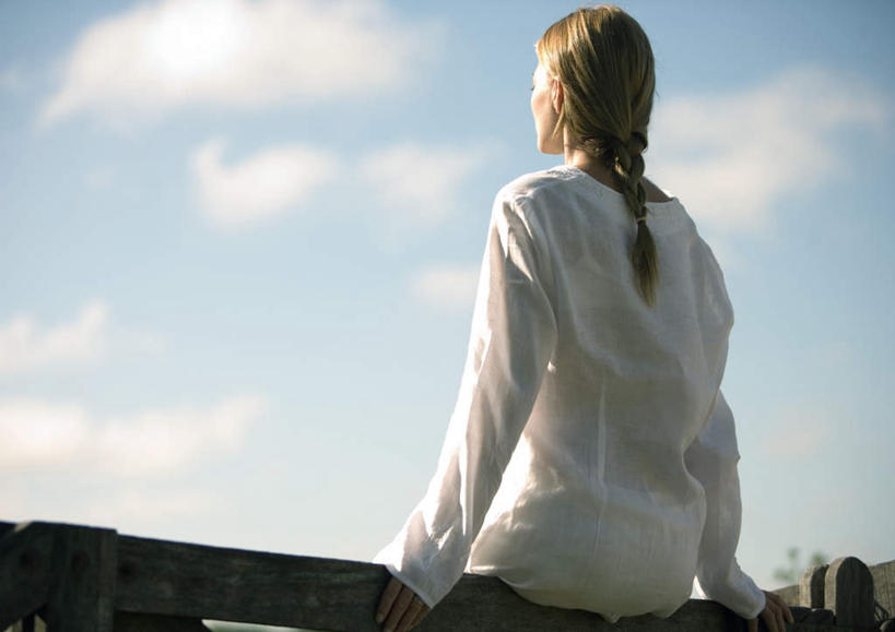 西方人,一个人,坐,横图,室外,白天,正面,欧洲,欧洲人,仅一个年轻女性,仅一个女性,仅一个人,云,云朵,云彩,蓝色,白云,蓝天,天空,天,年轻女性,女人,女性,白种人,坐着,半身,彩图