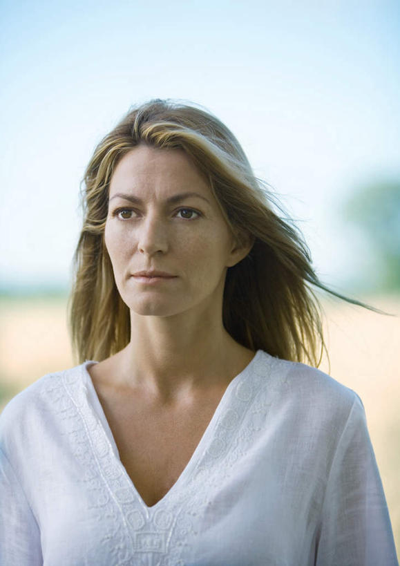 西方人,一个人,站,笑,微笑,竖图,室外,白天,正面,植物,欧洲,欧洲人,仅一个年轻女性,仅一个女性,仅一个人,枯萎,云,云朵,枯草,云彩,草,黄色,蓝色,白云,蓝天,天空,天,站着,年轻女性,女人,女性,白种人,站立,半身,彩图