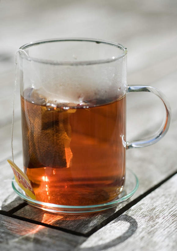 无人,竖图,俯视,室内,特写,白天,雾,桌面,桌子,杯子,餐具,阴影,沸腾,光线,蒸汽,碟子,盘,影子,红茶,水蒸气,一杯,茶包,玻璃制品,饮料,阳光,盘子,水杯,碟,蒸发,玻璃杯,彩图,高角度拍摄