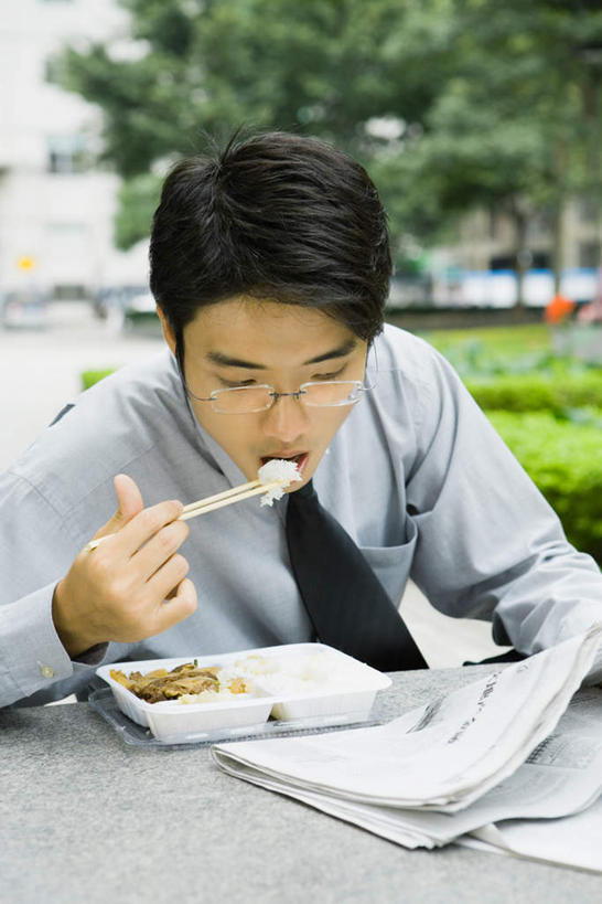 东方人,一个人,商务人士,商务男性,坐,竖图,室外,白天,正面,衬衫,阅读,筷子,桌面,桌子,报纸,亚洲,仅一个男性,仅一个人,学习,套装,眼镜,食品,拿,拿着,注视,黄种人,盒子,食物,仅一个年轻男性,观察,看,浏览,便当盒,观看,察看,关注,商务装,近视眼镜,工薪阶层,男人,男性,年轻男性,亚洲人,白领,上班族,坐着,半身,彩图,衬衣