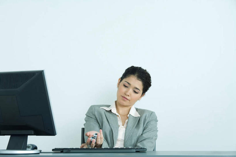 西方人,一个人,商务人士,商务女性,办公室,坐,横图,室内,白天,正面,衬衫,显示器,欧洲,欧洲人,仅一个年轻女性,仅一个女性,仅一个人,套装,屏幕,墙,拿,拿着,注视,显示屏,墙壁,墙面,一个,观察,看,单个,观看,察看,关注,商务装,工薪阶层,输出设备,压力球,年轻女性,白种人,年轻人,白领,上班族,坐着,半身,彩图,衬衣