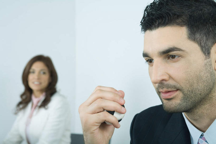 西方人,胡须,两个人,同事,商务人士,商务男性,商务女性,站,横图,室内,特写,白天,正面,衬衫,成功,合作,团队,集体,信心,欧洲,欧洲人,握,套装,注视,队伍,一个,观察,看,站着,握着,单个,观看,察看,领导,成就,关注,商务装,合伙,领袖,工薪阶层,压力球,男人,男性,年轻男性,年轻女性,女人,女性,白种人,胡子,小胡子,白领,上班族,站立,半身,彩图,衬衣