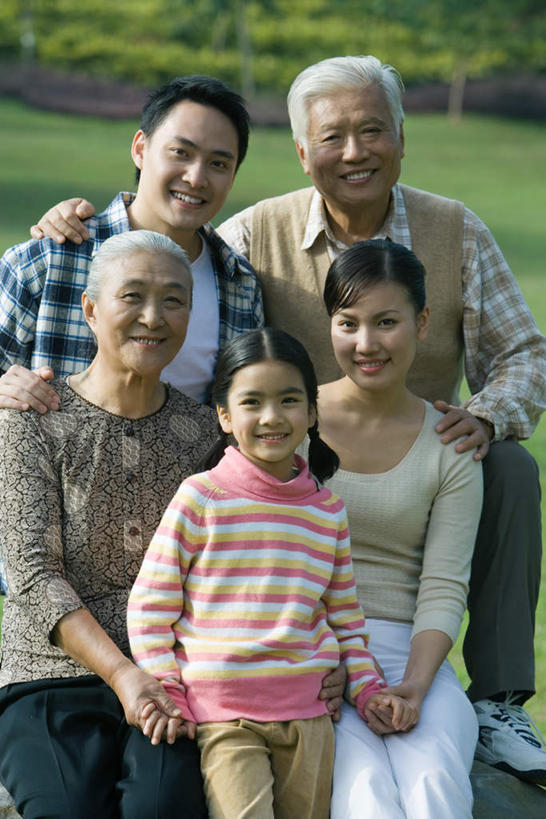 东方人,儿童,母亲,父亲,女儿,祖母,祖父,三代同堂,坐,笑,微笑,露齿笑,竖图,室外,白天,正面,树林,植物,亚洲,许多人,注视,黄种人,祖孙三代,树,树木,小孩,绿色,自然,观察,看,一群人,温暖,温馨,父女,母女,父爱,母爱,生长,奶奶,爷爷,成长,观看,祖孙,和睦,察看,关注,外婆,外孙女,外祖母,外公,外祖父,老年男性,老年女性,男人,男性,年轻男性,年轻女性,女孩,女人,女性,亚洲人,孩子,全家福,孙女,坐着,半身,彩图,融洽,女生,爸爸,多代同堂,妈妈
