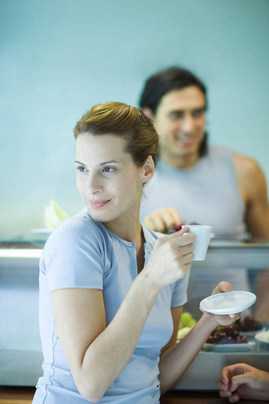 西方人,头发,三个人,服务员,站,捧,笑,说,微笑,露齿笑,竖图,室内,白天,正面,橱窗,苹果,葡萄,樱桃,杯子,水果,欧洲,欧洲人,握,新鲜,瓷器,生食,食品,果实,咖啡杯,陶瓷制品,拿,拿着,注视,小吃,食物,黑色,观察,看,站着,金色,握着,有机食品,绿色食品,观看,察看,关注,瓷杯,招待,交流,男人,男性,年轻男性,年轻女性,女人,女性,白种人,长发,服务生,侍者,樱珠,莺桃,英桃,楔桃,山葫芦,蒲桃,牛桃,荆桃,草龙珠,端,端着,沟通,讲话,交谈,捧着,手捧,说话,谈话,站立,半身,彩图,短发