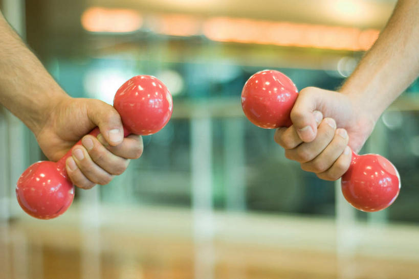 西方人,两个人,伙伴,朋友,健身房,站,横图,室内,特写,白天,正面,锻炼,瑜伽,友谊,运动,地板,哑铃,欧洲,欧洲人,握,服装,朦胧,模糊,地面,注视,休闲装,运动器械,木地板,衣服,观察,看,站着,休闲,休闲服,健身器械,握着,养生,服饰,观看,察看,关注,健身器材,体育,友情,男人,男性,年轻男性,年轻女性,女人,女性,白种人,站立,半身,彩图,健身,健身馆,运动器材