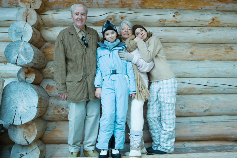 西方人,儿童,两个人,四个人,祖母,祖父,家,木屋,站,抱,笑,微笑,露齿笑,横图,室外,白天,正面,旅游,度假,帽子,欧洲,欧洲人,娱乐,住宅,小孩,站着,享受,休闲,放松,奶奶,爷爷,抱着,祖孙,绒线帽,搂着,户外运动,外婆,外孙女,外祖母,外公,外祖父,老年男性,老年女性,男人,男性,女孩,女人,女性,白种人,孩子,孙女,怀抱,搂,搂抱,相抱,拥抱,站立,彩图,全身,茅舍,茅屋,棚屋,小木屋,小屋,女生