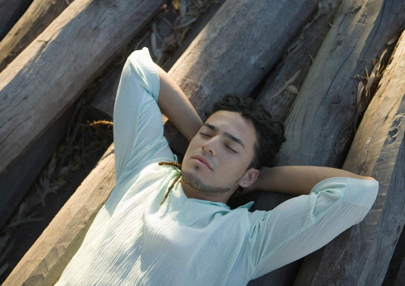 西方人,一个人,躺,闭眼,睡,横图,俯视,室外,白天,旅游,度假,美景,欧洲,欧洲人,仅一个男性,仅一个人,阴影,服装,光线,木头,影子,景观,木,休闲装,娱乐,仅一个年轻男性,衣服,阳光,自然,享受,休闲,休闲服,景色,放松,服饰,原木,自然风光,户外运动,卧着,体育,男人,男性,年轻男性,白种人,闭眼睛,闭着眼,闭着眼睛,困,困觉,寝息,睡觉,躺着,卧,半身,彩图,高角度拍摄