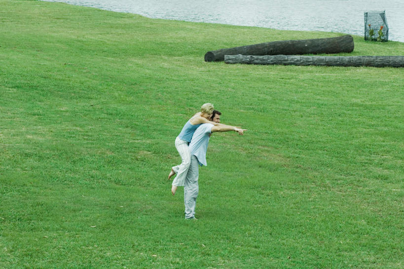 西方人,背,两个人,夫妻,笑,微笑,露齿笑,横图,室外,白天,侧面,爱情,旅游,度假,草地,草坪,河流,水,植物,欧洲,欧洲人,指,服装,木头,河水,水流,浪漫,休闲装,方向,娱乐,草,衣服,绿色,背着,手势,享受,休闲,休闲服,恩爱,放松,恋人,服饰,指向,原木,户外运动,背负,男人,男性,女人,女性,中年男性,中年女性,白种人,情侣,彩图,全身,伴侣