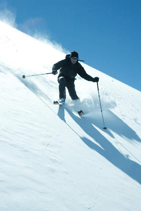 西方人,一个人,竖图,室外,白天,仰视,锻炼,旅游,度假,运动,雪,大雪,欧洲,欧洲人,仅一个男性,仅一个人,阴影,光线,滑雪,工具,器材,影子,积雪,雪景,冬天,娱乐,运动器械,仅一个年轻男性,蓝色,蓝天,天空,阳光,天,享受,休闲,器械,健身器械,放松,晴朗,拐杖,滑雪杖,室外运动,健身器材,户外运动,滑雪装备,万里无云,辅助设备,男人,男性,年轻男性,白种人,晴空,晴空万里,彩图,低角度拍摄,全身,健身,运动器材