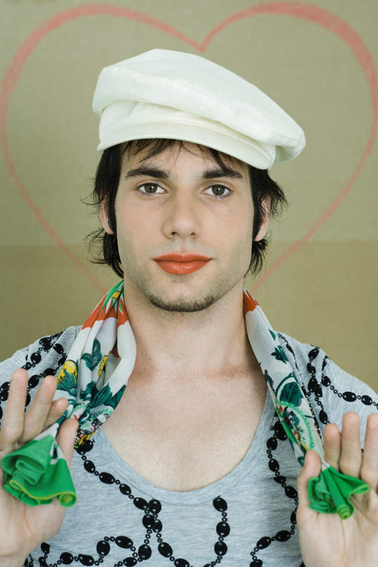 西方人,一个人,竖图,室内,特写,白天,正面,爱情,化妆,美容,帽子,欧洲,欧洲人,仅一个男性,仅一个人,护肤,握,黄色背景,爱心,浪漫,拿,拿着,仅一个年轻男性,围巾,口红,保养,享受,休闲,温暖,温馨,心形,恩爱,放松,握着,摄影,影棚,和睦,贝雷帽,养颜,男人,男性,年轻男性,白种人,心型,半身,彩图,影棚拍摄,拍摄,融洽