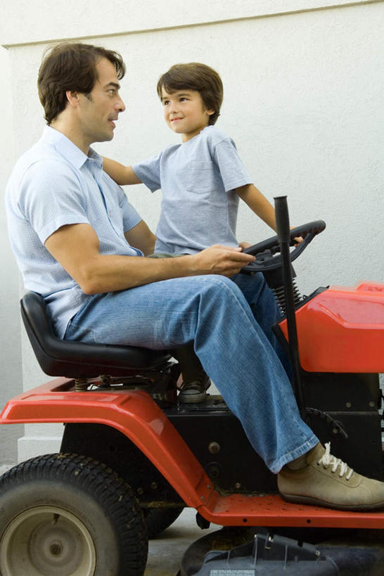 西方人,儿童,两个人,父亲,儿子,坐,抱,竖图,室内,白天,侧面,纯洁,汽车,椅子,欧洲,欧洲人,一辆,服装,木椅,墙,注视,休闲装,墙壁,墙面,车,小孩,衣服,方向盘,交通工具,轿车,观察,驾驶,看,休闲,父子,休闲服,父爱,可爱,童年,童趣,服饰,抱着,观看,察看,搂着,关注,童真,烂漫,无邪,天真,玩具车,男孩,男人,男性,年轻男性,白种人,搂,搂抱,坐着,彩图,全身,男生