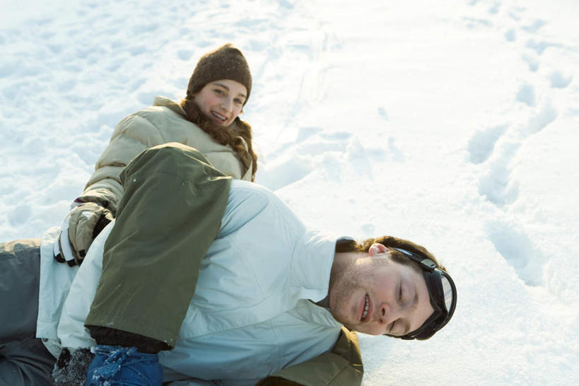 西方人,两个人,笑,微笑,露齿笑,横图,俯视,室外,白天,安全,雪,大雪,帽子,欧洲,欧洲人,撑,服装,眼镜,积雪,雪景,冬季,冬天,防护,注视,休闲装,衣服,观察,看,趴着,休闲,休闲服,寒冷,放,伸腿,服饰,观看,护目镜,保护,察看,冰冷,撑着,关注,保险,保全,周全,安稳,安定,严寒,冰凉,酷寒,凛冽,凛凛,极冷,安全防护眼镜,平安,男人,男性,年轻男性,女人,女性,白种人,趴,半身,彩图,高角度拍摄,防护眼镜