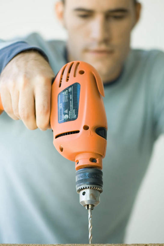 西方人,一个人,竖图,室内,白天,正面,欧洲,欧洲人,仅一个男性,仅一个人,服装,墙,拿,拿着,注视,休闲装,墙壁,墙面,仅一个年轻男性,一个,衣服,黄色,观察,看,休闲,休闲服,服饰,单个,观看,冲击钻,电钻,察看,关注,电动工具,男人,男性,年轻男性,白种人,半身,彩图