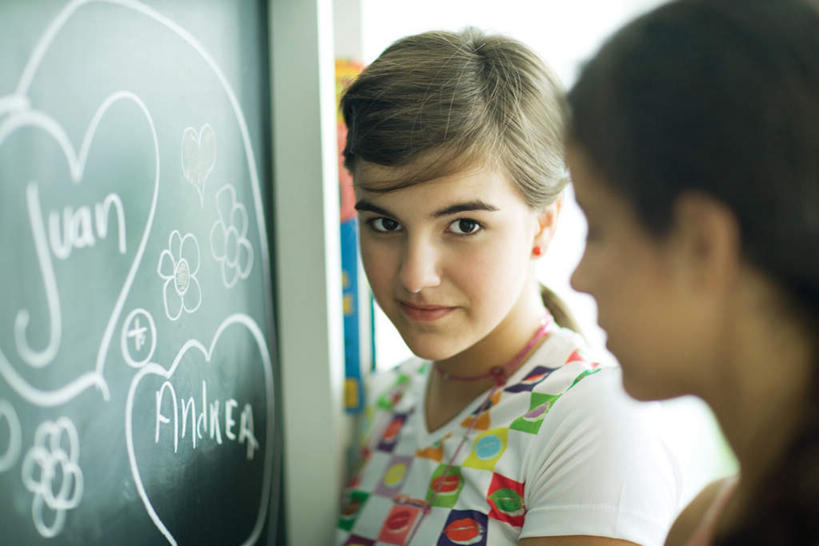 西方人,儿童,两个人,伙伴,朋友,学校,站,横图,室内,白天,侧面,爱情,友谊,纯洁,欧洲,欧洲人,写,服装,爱心,反射,笔,工具,墙,浪漫,休闲装,校园,墙壁,墙面,画,小孩,衣服,粉笔,学习用品,黑板,靠,站着,休闲,教室,温暖,温馨,心形,休闲服,恩爱,可爱,童年,童趣,教学,服饰,文具用品,和睦,童真,烂漫,无邪,粉笔字,耐磨,白垩,教学黑板,天真,友情,女孩,女人,女性,白种人,心型,半身,彩图,融洽,女生