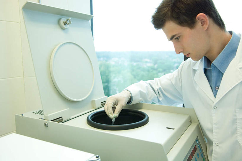 西方人,一个人,科学家,站,横图,室内,白天,侧面,工作服,制服,实验,树林,植物,窗户,欧洲,欧洲人,仅一个男性,仅一个人,服装,研究,科学,实验室,研究室,拿,拿着,注视,玻璃窗,树,树木,仅一个年轻男性,衣服,绿色,自然,低头,观察,看,站着,服饰,生长,成长,观看,科研,察看,衣着,穿着,关注,化验,检验,研究所,科学研究者,化验室,检验室,工作制服,衣饰,试验机,男人,男性,年轻男性,白种人,科学工作者,站立,半身,彩图,工作套服