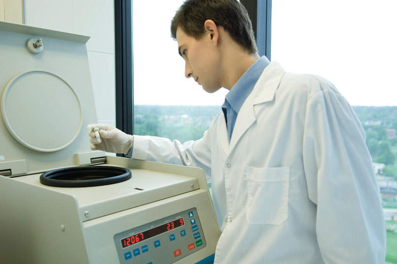 西方人,一个人,科学家,站,横图,室内,白天,侧面,工作服,制服,实验,树林,植物,窗户,欧洲,欧洲人,仅一个男性,仅一个人,服装,研究,科学,实验室,研究室,拿,拿着,注视,玻璃窗,树,树木,仅一个年轻男性,衣服,绿色,自然,低头,观察,看,站着,服饰,生长,成长,观看,科研,察看,衣着,穿着,关注,化验,检验,研究所,科学研究者,化验室,检验室,工作制服,衣饰,试验机,男人,男性,年轻男性,白种人,科学工作者,站立,半身,彩图,工作套服