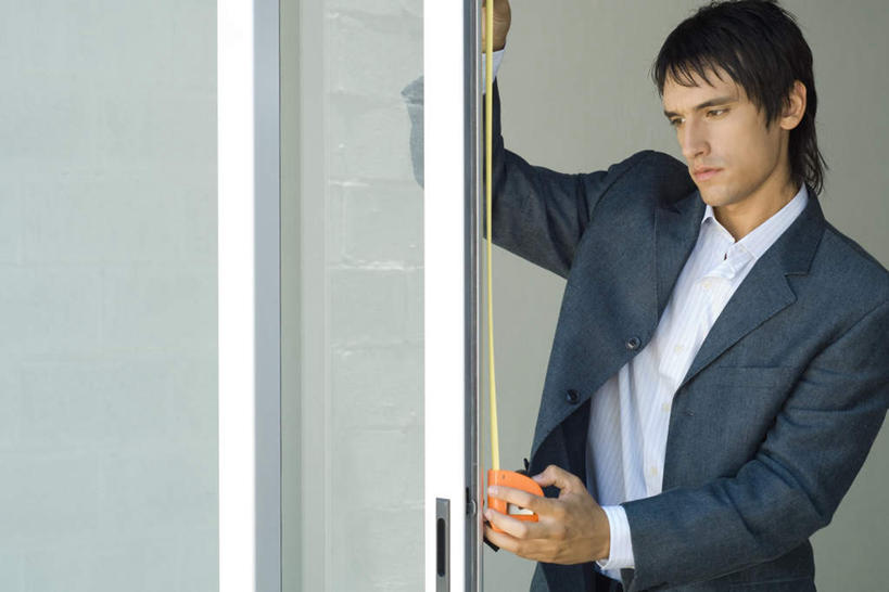 西方人,一个人,商务人士,商务男性,站,横图,室内,白天,正面,衬衫,门,欧洲,欧洲人,仅一个男性,仅一个人,不锈钢,套装,测量,不锈钢制品,刻度,墙,拿,拿着,墙壁,墙面,仅一个年轻男性,尺,直尺,门框,按,站着,钢尺,测量工具,尺子,衡量,绘图,商务装,比例,工薪阶层,测绘,量具,量仪,标度,男人,男性,年轻男性,白种人,白领,上班族,半身,彩图,衬衣