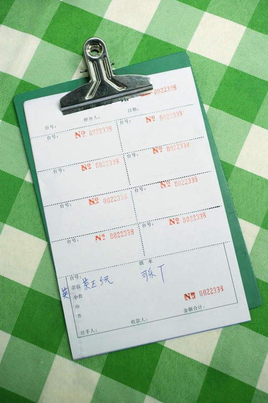 无人,竖图,俯视,室内,特写,白天,餐桌,桌子,标志,布料,方格,数字,文字,纸,字符,布纹,标识,菜单,桌布,一个,餐巾,夹子,台布,汉字,阿拉伯数字,单个,餐台,中文,国文,华文,彩图,高角度拍摄