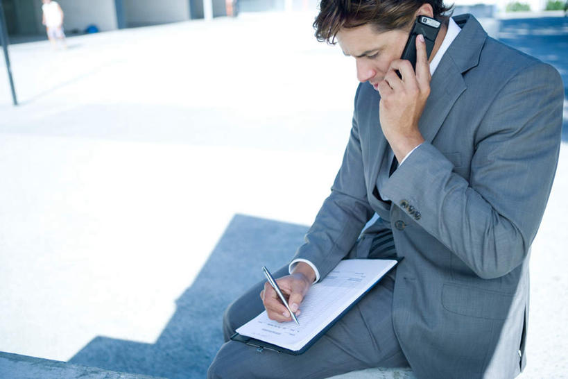 西方人,一个人,商务人士,商务男性,坐,打电话,横图,俯视,室外,白天,衬衫,电话,手机,欧洲,欧洲人,仅一个男性,仅一个人,写,阴影,套装,光线,笔,材料,瓷砖,档案,地砖,文件,影子,地面,听,通讯设备,仅一个年轻男性,阳光,资料,低头,文档,商务装,工薪阶层,一部,交流,男人,男性,年轻男性,白种人,白领,上班族,沟通,通话,坐着,半身,彩图,高角度拍摄,衬衣