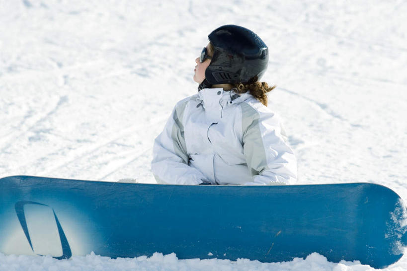 西方人,一个人,横图,室外,白天,正面,锻炼,旅游,度假,运动,雪,大雪,帽子,欧洲,欧洲人,仅一个年轻女性,仅一个女性,仅一个人,抓头,滑雪,眼镜,积雪,雪景,冬天,注视,娱乐,回头,看,享受,休闲,放松,护目镜,滑雪板,户外运动,年轻女性,女人,女性,白种人,彩图,全身,健身