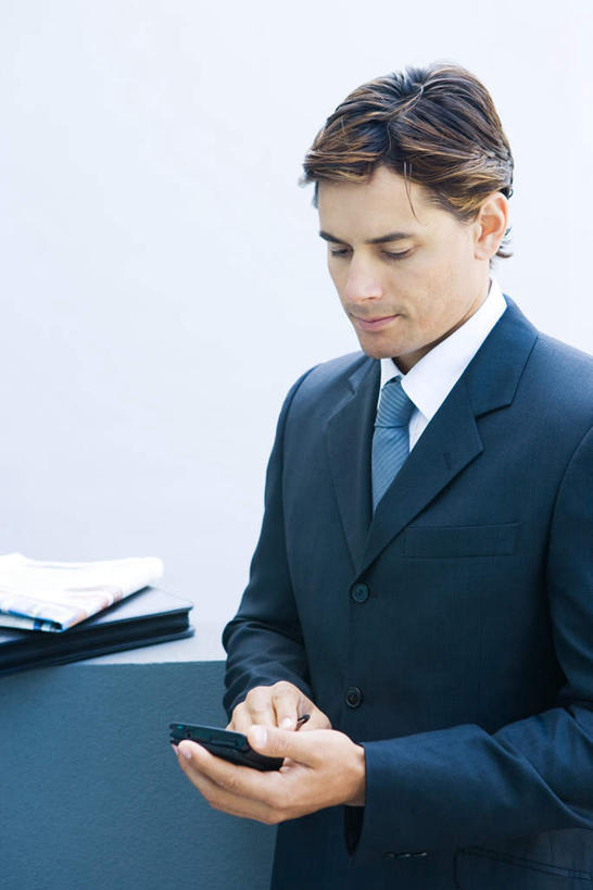 西方人,一个人,商务人士,商务男性,站,打电话,竖图,室内,白天,正面,衬衫,报纸,电话,手机,欧洲,欧洲人,仅一个男性,仅一个人,敲打,套装,材料,档案,文件,拿,拿着,输入,通讯设备,仅一个年轻男性,资料,打字,低头,看,站着,点击,敲击,文档,商务装,工薪阶层,一部,交流,按键,男人,男性,年轻男性,白种人,白领,上班族,沟通,通话,站立,半身,彩图,衬衣