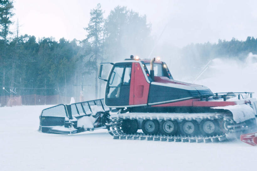 西方人,一个人,栏杆,坐,横图,室外,白天,侧面,雪,植物,大雪,欧洲,欧洲人,仅一个男性,仅一个人,积雪,雪景,冬天,围栏,护栏,树,树木,仅一个年轻男性,绿色,天空,自然,天,驾驶,生长,成长,铲雪车,铲雪机,男人,男性,年轻男性,白种人,坐着,半身,彩图