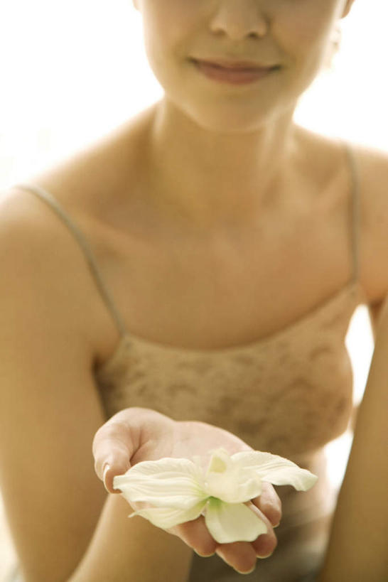 西方人,一个人,站,捧,笑,微笑,竖图,室内,特写,白天,正面,欧洲,欧洲人,仅一个年轻女性,仅一个女性,仅一个人,阴影,盛开,反射,影子,花蕾,花,花瓣,花朵,鲜花,一朵,花苞,花蕊,站着,年轻女性,女人,女性,白种人,捧着,手捧,站立,半身,彩图