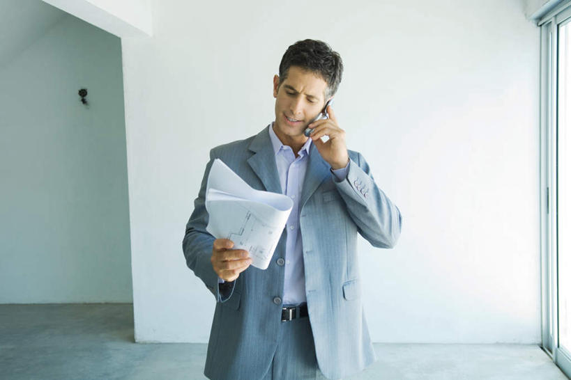 西方人,一个人,商务人士,商务男性,打电话,横图,室内,白天,正面,衬衫,窗户,落地窗,电话,手机,欧洲,欧洲人,仅一个男性,仅一个人,仅一个中年男性,套装,材料,档案,文件,墙,注视,通讯设备,玻璃窗,墙壁,墙面,资料,低头,看,文档,商务装,工薪阶层,一部,交流,男人,男性,中年男性,白种人,白领,上班族,沟通,通话,半身,彩图,衬衣