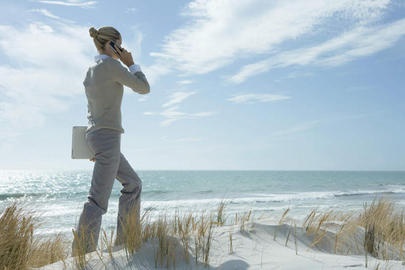 西方人,一个人,商务人士,商务女性,站,笑,打电话,微笑,露齿笑,横图,室外,白天,侧面,海浪,海洋,沙滩,植物,电话,手机,欧洲,欧洲人,仅一个女性,仅一个人,阴影,套装,枯萎,光线,材料,档案,沙子,文件,影子,海岸,浪花,枯草,沙地,拿,拿着,通讯设备,草,黄色,阳光,海水,资料,天,站着,转头,仅一个中年女性,文档,商务装,海景,工薪阶层,一部,交流,女人,女性,中年女性,白种人,白领,上班族,大海,风浪,海,海水的波动,海滩,近岸浪,涌浪,沟通,通话,彩图,全身