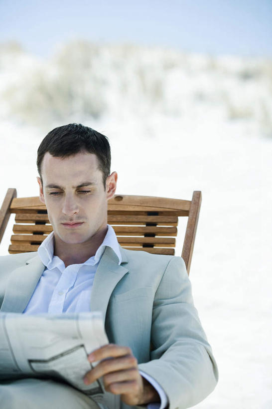 西方人,一个人,商务人士,商务男性,坐,竖图,室外,白天,正面,衬衫,阅读,沙滩,植物,报纸,椅子,欧洲,欧洲人,仅一个男性,仅一个人,学习,阴影,套装,枯萎,光线,沙子,影子,木椅,海岸,云,云朵,枯草,沙地,拿,云彩,拿着,注视,草,仅一个年轻男性,黄色,蓝色,白云,蓝天,天空,阳光,天,看,浏览,商务装,工薪阶层,男人,男性,年轻男性,白种人,白领,上班族,海滩,坐着,半身,彩图,衬衣