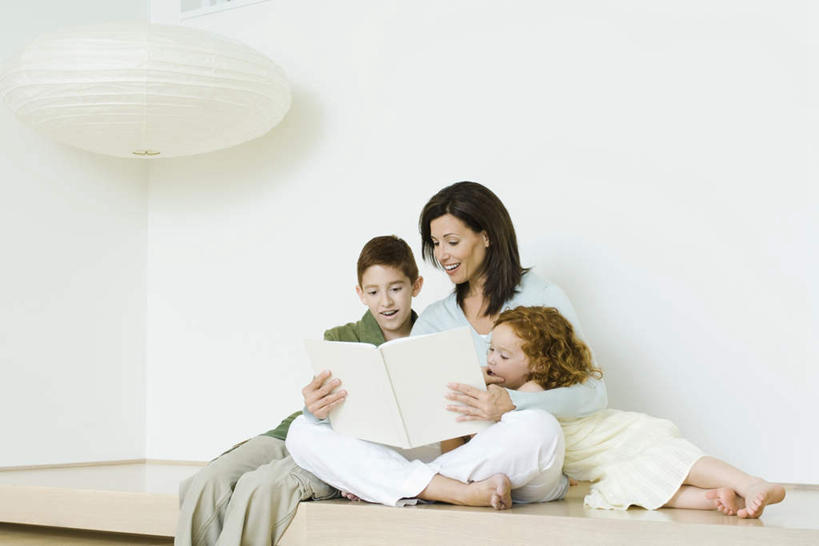 西方人,儿童,三个人,家庭,母亲,女儿,儿子,坐,抱,笑,盘腿,微笑,露齿笑,横图,室内,白天,正面,阅读,地板,报纸,书籍,欧洲,欧洲人,学习,墙,地面,木地板,墙壁,墙面,小孩,看,趴着,温暖,温馨,母女,母子,一家人,母爱,浏览,抱着,翻阅,和睦,搂着,男孩,男人,男性,年轻女性,女孩,女人,女性,白种人,书,图书,搂,搂抱,趴,盘腿而坐,盘膝,盘着腿的,盘着腿坐,双腿交叉,坐着,半身,彩图,融洽,男生,女生