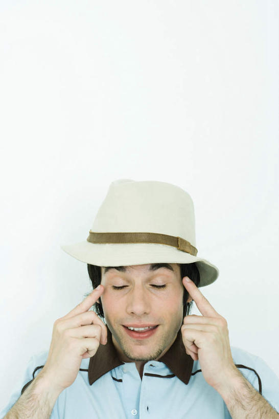 西方人,一个人,站,闭眼,笑,摸,微笑,露齿笑,竖图,室内,特写,白天,白色背景,正面,帽子,欧洲,欧洲人,仅一个男性,仅一个人,抚摸,点,休闲装,仅一个年轻男性,一个,站着,休闲,休闲服,摄影,影棚,单个,男人,男性,年轻男性,白种人,闭眼睛,闭着眼,闭着眼睛,触摸,接触,站立,半身,彩图,影棚拍摄,拍摄