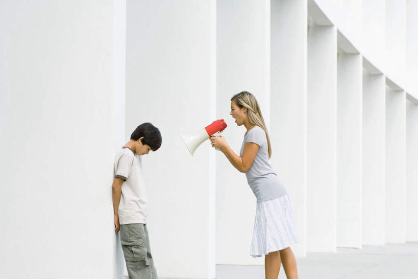 西方人,儿童,两个人,母亲,儿子,站,横图,室外,白天,侧面,纯洁,欧洲,欧洲人,握,生气,瓷砖,地砖,柱子,墙,地面,拿,拿着,依靠,喇叭,相视,墙壁,墙面,一个,小孩,低头,站着,张嘴,母子,面对面,可爱,母爱,童年,童趣,握着,愤怒,单个,对视,喊叫,呼喊,相对,张大嘴巴,童真,烂漫,无邪,相看,天真,男孩,男人,男性,年轻女性,女孩,女人,女性,白种人,张开嘴,站立,半身,彩图,男生,女生