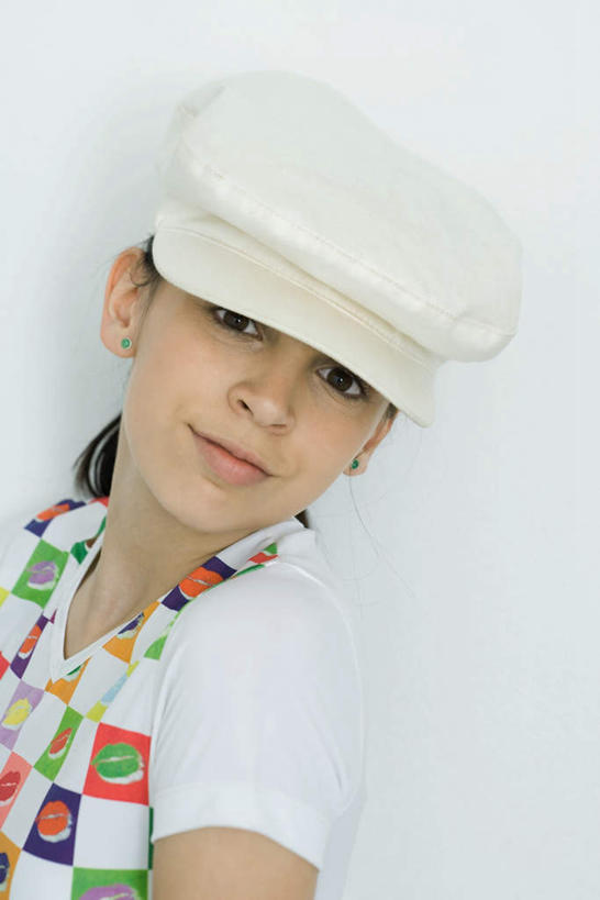 西方人,一个人,站,笑,微笑,竖图,室内,特写,白天,白色背景,正面,帽子,欧洲,欧洲人,仅一个年轻女性,仅一个女性,仅一个人,戴,休闲装,一个,白色,站着,转头,休闲,休闲服,摄影,影棚,单个,年轻女性,女人,女性,白种人,站立,半身,彩图,影棚拍摄,拍摄