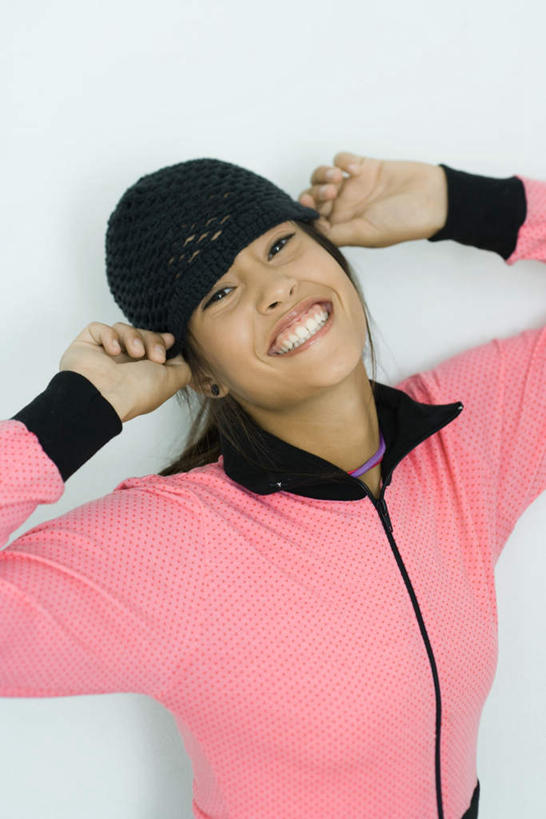 西方人,一个人,站,举,笑,微笑,露齿笑,竖图,室内,白天,白色背景,正面,帽子,欧洲,欧洲人,仅一个年轻女性,仅一个女性,仅一个人,戴,注视,休闲装,一个,粉色,黑色,观察,看,托,站着,休闲,休闲服,摄影,影棚,单个,观看,察看,关注,年轻女性,女人,女性,白种人,举起,举手,举着,抬头,向上举,向上伸,向上托,仰头,站立,半身,彩图,影棚拍摄,拍摄