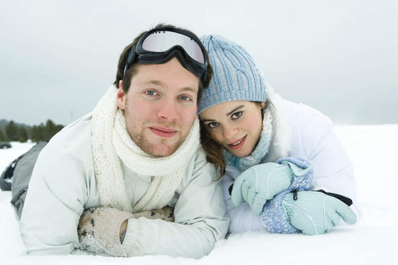 西方人,两个人,夫妻,笑,双手交叉,微笑,露齿笑,横图,室外,白天,正面,爱情,雪,大雪,帽子,欧洲,欧洲人,眼镜,积雪,雪景,冬天,浪漫,注视,一个,衣服,蓝色,蓝天,天空,手套,围巾,天,观察,看,趴着,恩爱,恋人,单个,观看,羽绒服,护目镜,察看,双手抱胸,关注,男人,男性,年轻男性,年轻女性,女人,女性,白种人,情侣,趴,抬头,仰头,彩图,全身,伴侣